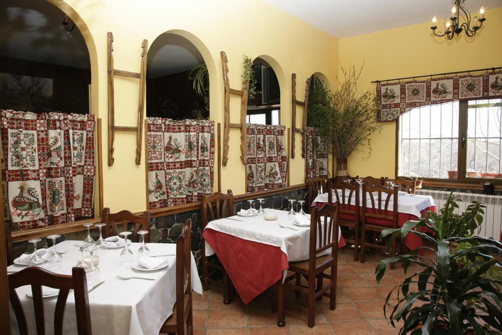 Hostal Restaurante Alto Rey Arroyo de las Fraguas Exterior photo